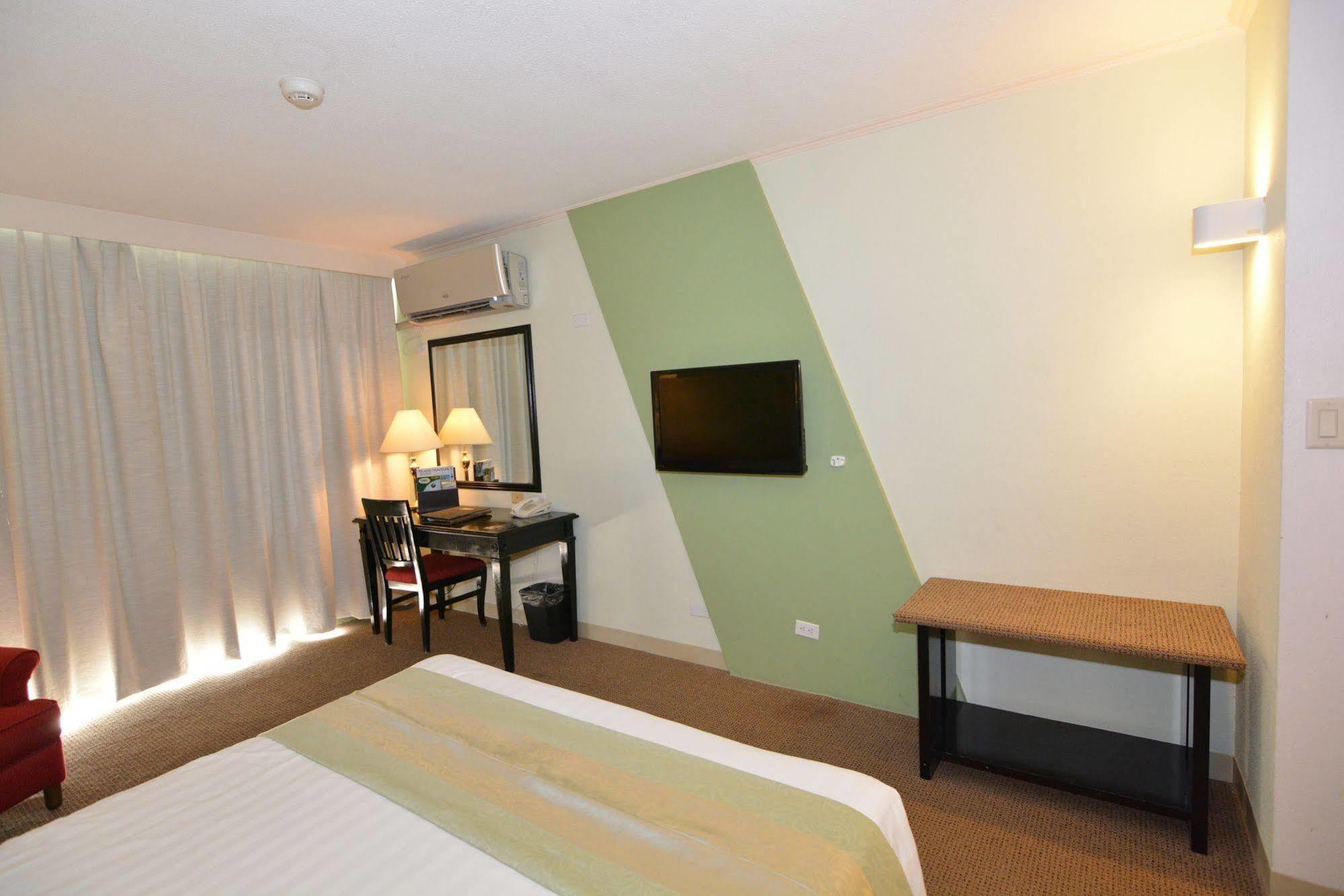 Century Hotel Garapan Exterior foto
